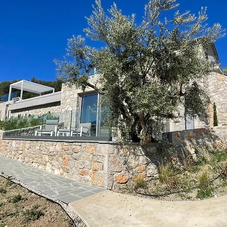Omorfi Apartment *